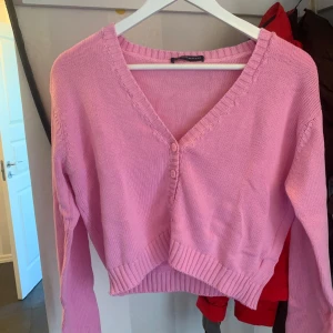 Rosa kofta från Brandy Melville - Säljer en söt rosa kofta från Brandy Melville. Använd men i fint skick. Kan gå ner i pris.