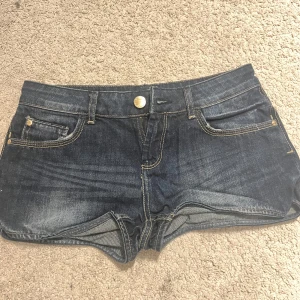 Mörkblå jeansshorts från Perfect Jeans - Snygga mörkblå jeansshorts från Perfect Jeans, alltså Ginatricot med klassisk femficksdesign och knappgylf. Perfekta för en somrig stil.