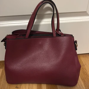 Röd väska  - En gullig väska som inte passar min stil helt enkelt 