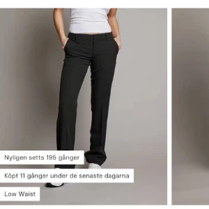 Svarta lågmidjade kostymbyxor - Snygga svarta kostymbyxor med låg midja och en klassisk straight passform. De är i normal längd alltså inte petite. Byxorna är små i storlek och väldigt bra skick.
