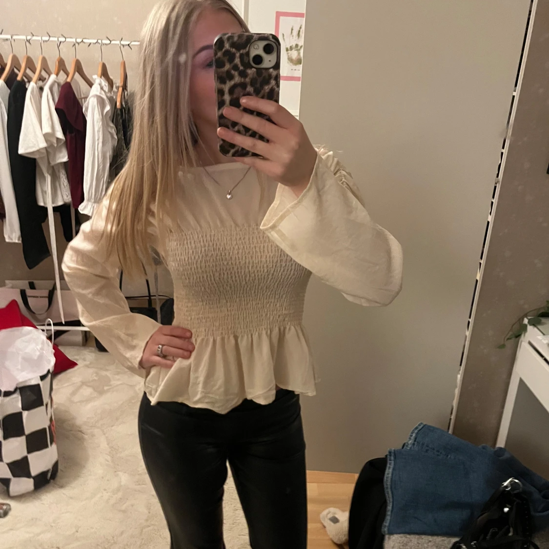 Beige blus från Gina Tricot - 90