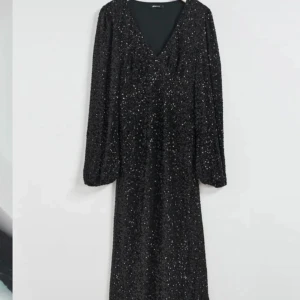 Nyårsklänning  - Super fin och perfekt nyårsklänning. Köpt från förra årets Gina collection och finns med det sagt inte längre att köpa. 🩷