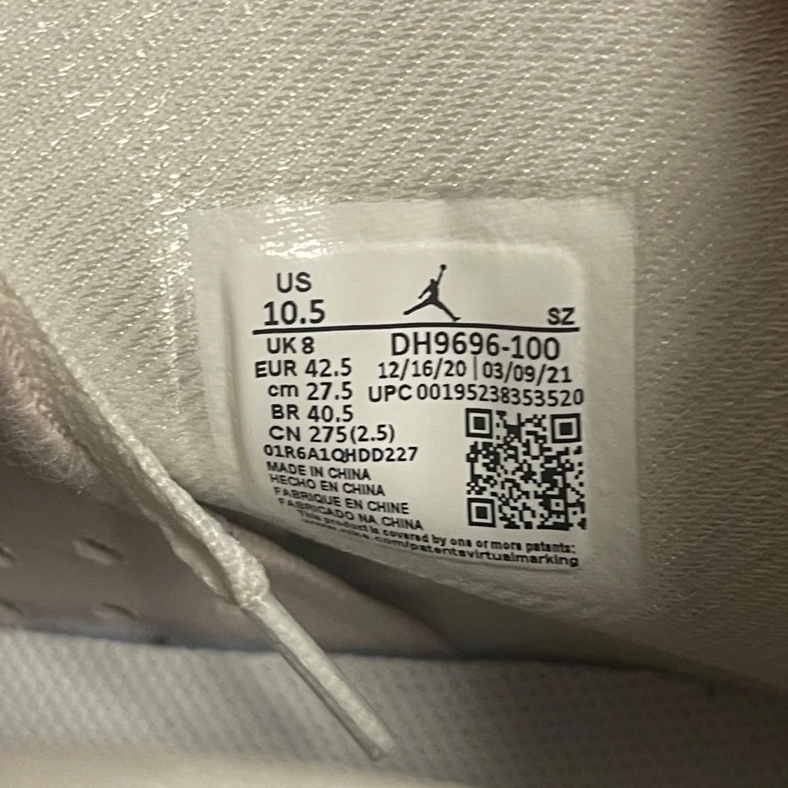 Nike Air Jordans i vitt och rosa - 92