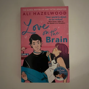 Love on the Brain - Boken 'Love on the Brain' av Ali Hazelwood är en global bästsäljare och TikTok-sensation. Den handlar om Bee Königswasser och hennes livsfilosofi inspirerad av Marie Curie. En romantisk berättelse med inslag av vetenskap och humor.