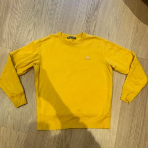 Gul Crewneck från Acne Studios - Shysst crewneck från acne. Använd sparsamt och snygg gul färg. Kan diskutera priset