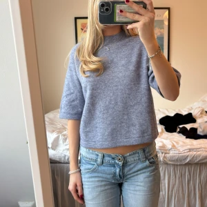 & Other stores kortärmad stickad tröja - Stickad tröja från other stories i blå färg, i storlek XS men oversized i passformen! Köpt för 790kr för något år sen och bara använd 2-3 gånger (så i princip nysskick), därav säljer jag 💕 