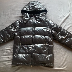 Svart Moncler Maya - Säljer ju min snygga svarta pufferjacka från Moncler  med huva. Jackan har dragkedja framtill och två fickor med dragkedjor. Perfekt för kyliga dagar. Den är i fint skick och sparsamt använd. Jackan är i storlek 1 vilket motsvarar S. Det är bara att höra av er vid ytligare frågor eller bilder och priser kan diskuteras vid snabb affär