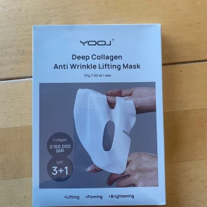 Deep Collagen Anti Wrinkle Lifting Mask - Oöppnad. En förpackning med Deep Collagen Anti Wrinkle Lifting Mask från YooJ. Innehåller 37g per mask och totalt fyra masker. Masken är designad för att lyfta, strama upp och ljusa upp huden. Innehåller 2.160.000 ppb kollagen för intensiv vård.