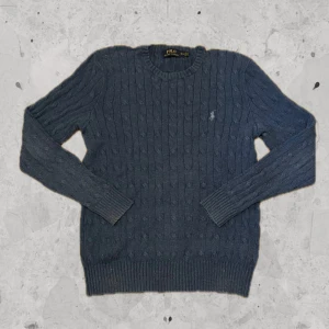 Blå stickad tröja - Polo Ralph Lauren - Blå stickad tröja från Ralph Lauren. Storlek: M. Skick: 8/10. Nypris: 2300kr. Modellen är 186 och väger 79 kg. Kontakta oss för fler bilder eller info!🙌