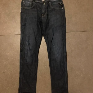 Mörkblå jeans från Replay - Snygga mörkblå jeans från Replay. Jeansen är i strl 152 men passar runt 160cm. 
