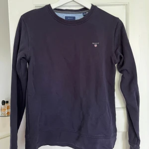Mörkblå tröja från GANT - Säljer en stilren mörkblå tröja från GANT. Knappt använd💕