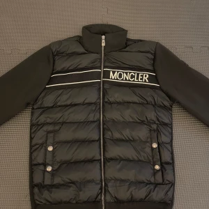 Moncler cardigan - Helt ny men ej äkta kan sänka priset vid snabba köp
