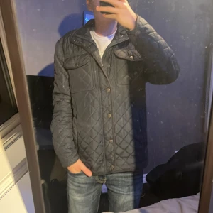 Svart quiltad jacka från Daniel De Prato - Snygg svart quiltad jacka från Daniel De Prato med knappar och dragkedja. Jackan är i storlek  S. Modellen på första bilden är 167cm lång. Skick 9,5 / 10. Skriv om du har någon fundering!