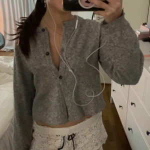Grå kofta med knappar - Superfin grå stickad kofta från lindex, supersnygg och passar till allt🥰 