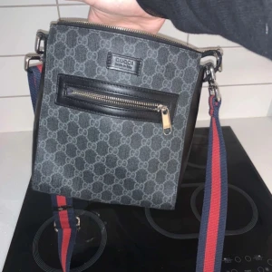 Äkta gucci väska - Äkta gucci väska, mycket mycket sparsamt använd. Kan även skicka bild på kod etc för äktahetsintyg.