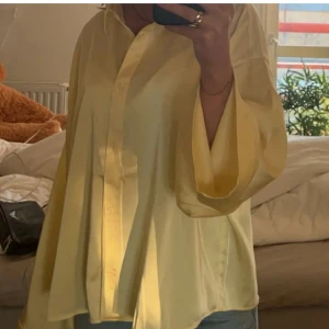 Gul blus med knappar - Snygg gul blus med knappar framtill och långa ärmar. Perfekt för vardags och fest! Så fin och skön att ha på sig. Verkligen en favorit som tyvärr inte kommer till användning.