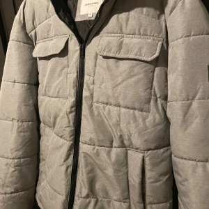 Jacka - Jack N jones jacka i perfekt skick, storlek M och säljer för 550. Kan möjligtvis gå ner vid snabb affär. Möts i stockholm samt skriv vid funderingar