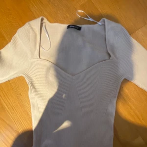 Beige ribbad topp från Gina Tricot - Säljer en stilren beige ribbad topp från Gina Tricot. 