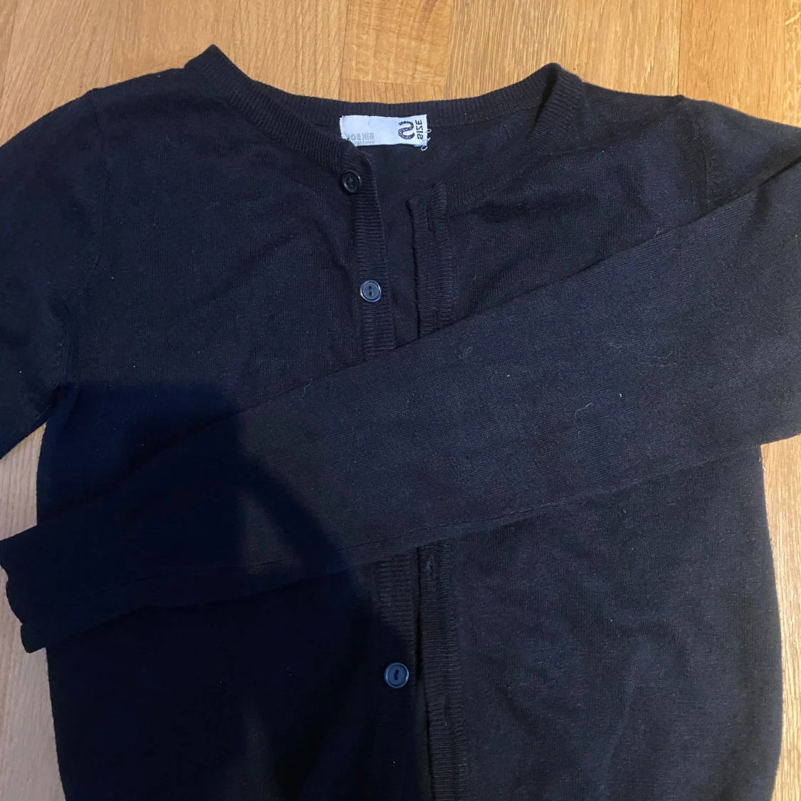 Svart kofta med knappar - 90