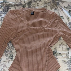 Beige ribbad body från SHEIN - Säljer en beige ribbad body från SHEIN med långa ärmar och rund halsringning. 