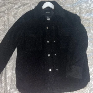 Teddy bear kappa - Svart tedddybear kappa från Monki i strl XXS. Knappt använd, som ny. Inga defekter, sidofickor och framfickor 