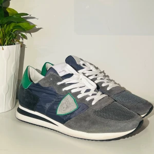 Grå och gröna sneakers från Philippe Model - Fräscha populära Philippe model sneakers i grått och grönt. Skorna har en kombination av mocka och syntetmaterial med vita snören. Helt nya skor. Endast använda en gång. 10/10 skick. Pris går att diskutera vid snabb affär. Hör av dig vid frågor!