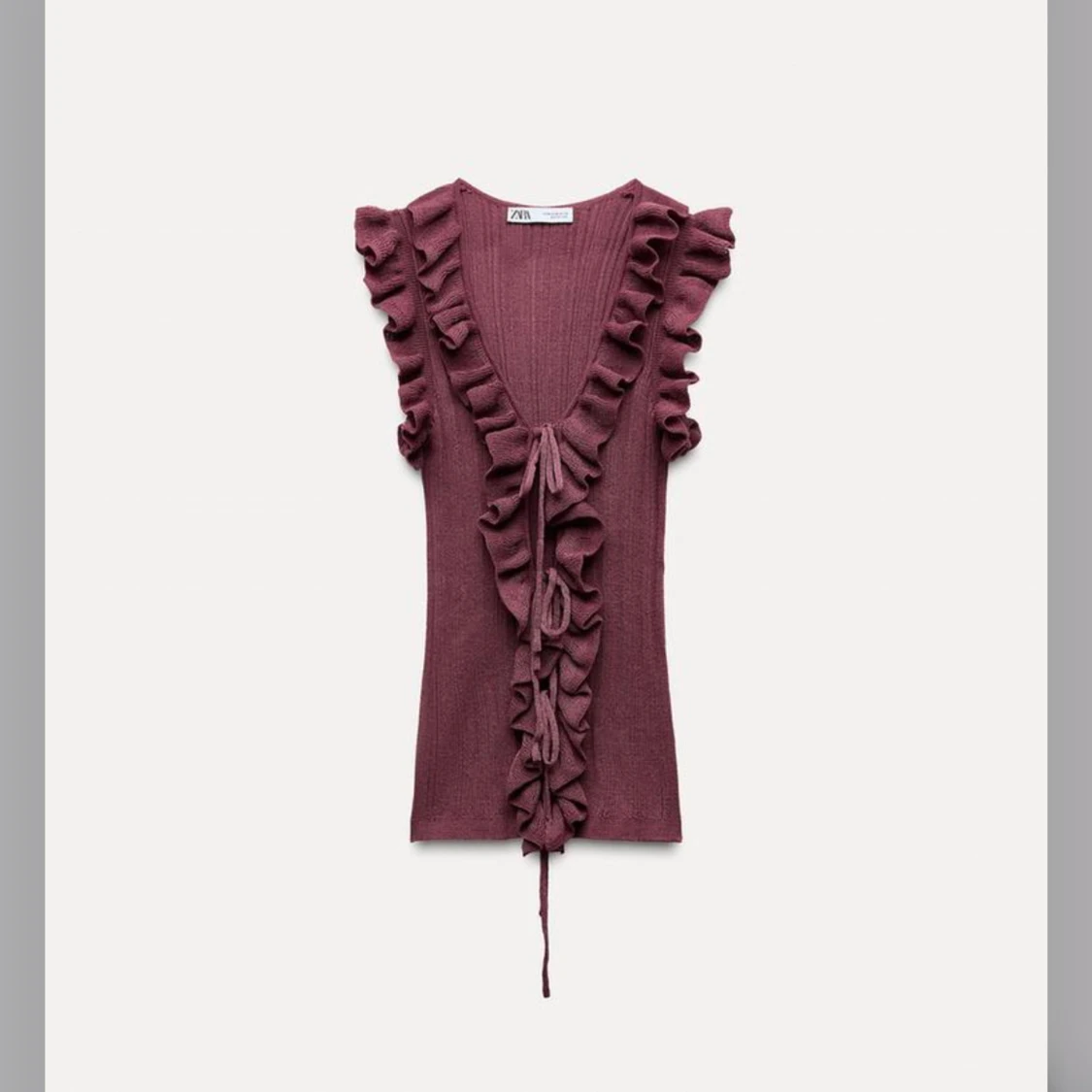 Vinröd ribbad topp med volangdetaljer