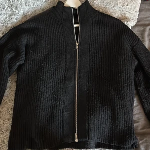 Kofta från lager157 - Svart stickad kofta från lager 157! Sparsamt använd
