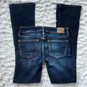 Lågmidjade bootcut jeans american eagle  - Lågmidjade bootcut jeans från american eagle. Storlek ”2 regular ” super stretch. skulle säga att dessa jeans är i storlek xs. Innerbenslängd: 78 midjemått: 36 stretch till 40. Köp sker via köp nu, jag postar inom 24h. Kvar tills markerad såld 