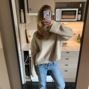 Beige stickad tröja - Stickad tröja med polokrage i fint skick❤️