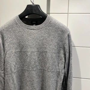 Kashmirtröja grå - Säljer en stilren grå kashmirtröja. Den är varm och perfekt för kyligare dagar. Inköpt för 2 månader sen, kvitto finns. Väl omhändertagen. 100% cashmire 