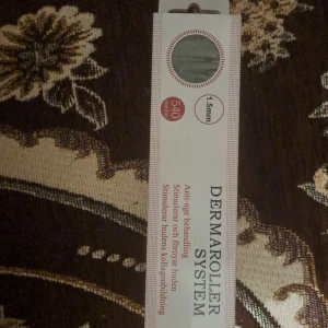 Dermaroller System 1.5 mm - Dermaroller System med 540 nålar och en nållängd på 1.5 mm. Används för anti-age behandlingar och förbättrar hudens struktur genom att stimulera hudens molekylbildning.