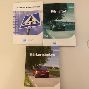 Svenska körkortsböcker - Paket med tre böcker för körkortsteori: 'Vägmärken & vägmarkeringar', 'Körhäftet' och 'Körkortsboken'. Perfekt för den som studerar för att ta körkort i Sverige. Innehåller viktig information om trafikregler och vägskyltar och allt annat du behöver veta. Helt nya från 2024 