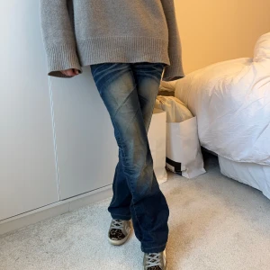 Bootcut jeans - Coola bootcut jeans med tryck på ena bakfickan. 37cm över midjan och 76cm i innersöm🩷