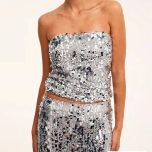 Glittrig silver tubtopp - Paljett/glitter tubtopp från Kappahl. Endast använd en gång!💞