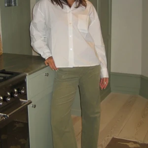 Olivgröna byxor - Helt oanvända byxor med lapp kvar. Passade tyvärr inte på mig säljer därför! 