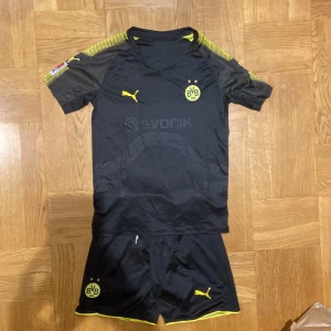 Retro dortmund kit - Dortmund tröja retro. Köp som julklapp till sonen eller till dig själv. Perfekt för fotbollsfans som vill visa sitt stöd.