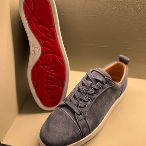 Blåa sneakers med röd sula - Snygga blåa sneakers från Christian louboutin. Skriv vid minsta fundering, priset är inte hugget i sten 