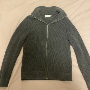 Full zip från East West - Snygg full zip från East West som säljes pågrund av att den inte passar mig, Nypris 1000kr Skriv vid frågor och bilder.