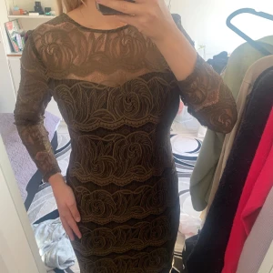 ByMalina cocktail spetsklänning - Använd en gång! Passar även mig som brukar ha storlek S. Liten reva i spetsen, men inget som syns dirket, men därav priset. Nypris är runt 2000🌟🌟❣️❣️