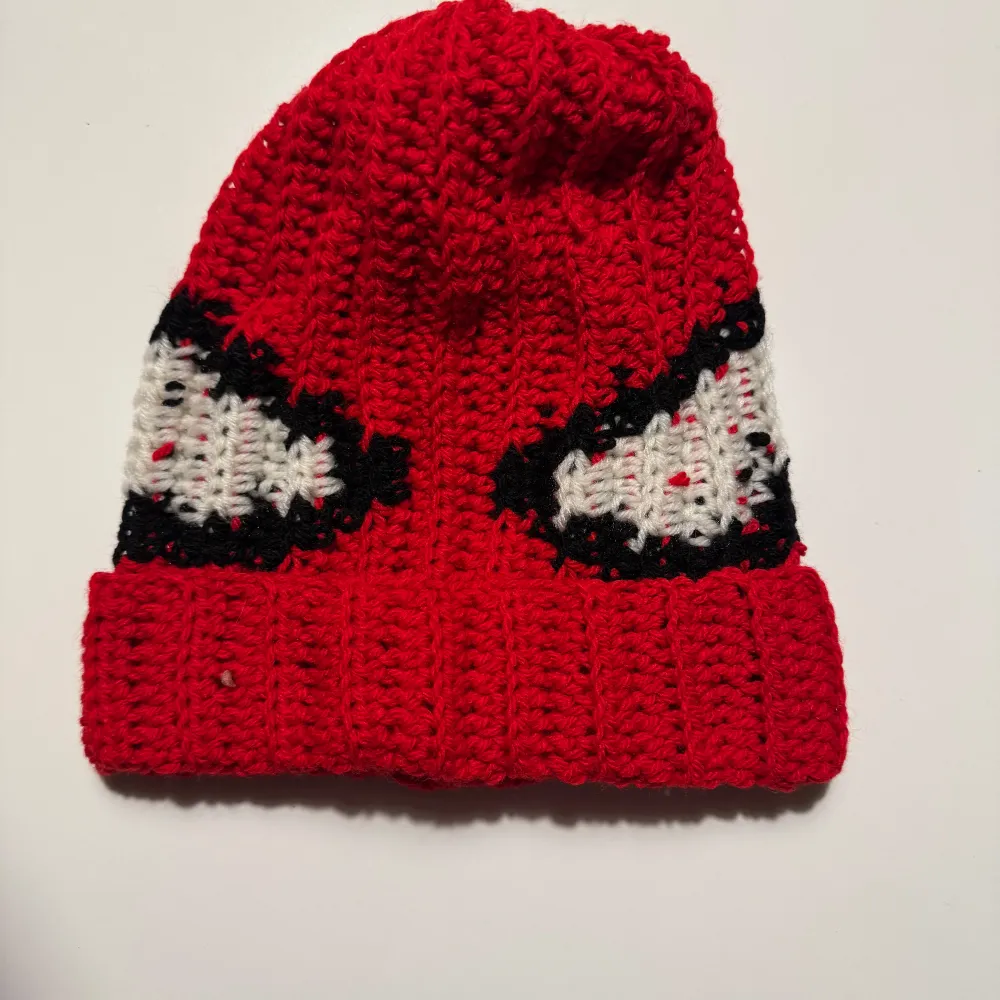 Spiderman beanie virkad av mig. Pris går att diskutera. . Asusteet.