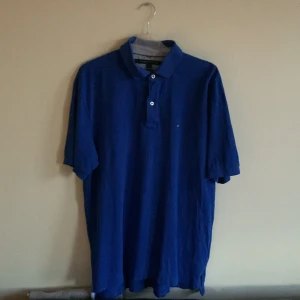 Tommy hilfiger pike  - Säljer min Tommy hilfiger piké då den är för stor och inte används. Tröjan är använd men ger ett fint helhets intryck. Säljes självklart nytvättad och undrar du nått så är det bara att höra av sig. 