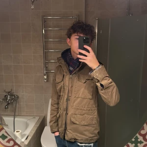 Zadig Voltaire field jacket - Grym field jacket från Zadig som är perfa för höst,vår o varmare vinterdagar! Nyskick med kvitto och lappar kvar! Snygga detaljer me en fin broderad badge på armen. Nyspris ca 2700kr, mitt pris 1000kr! Storlek M😊🙌🏼