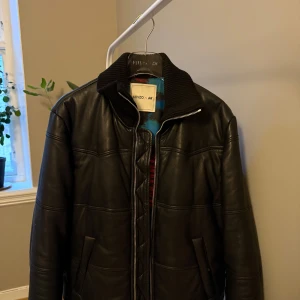 Svart skinnjacka från Kenzo x H&M - Säljer nu min Kenzo x H&M skinnjacka. Orinalgalje ingår. Jackan är använd men i bra skick! Jag har satt priset på 0, skriv vad ni är villiga att betala för den