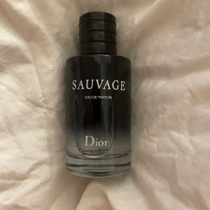 Sauvage Eau de Parfum från Dior - Säljer en flaska Dior Sauvage då jag inte använder den o den är nästan full, fick den av en kompis för ett tag sedan så vet inte så mycket om den men den är 100ml och Box till flaskan finns skriv gärna vid frågor eller intresse 