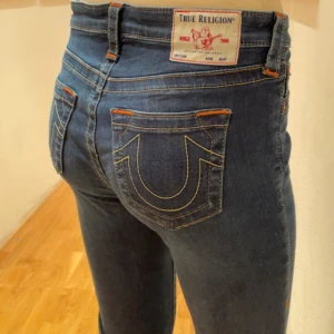 True Religion jeans  - Bootcut jeans från True Religion. Unika fickor med snygga färger och mönster. Perfekt skick. Mått Innerbenslängd: 75cm. Midjemått rakt över: 34cm. Skriv gärna vid frågor eller prisförslag💗