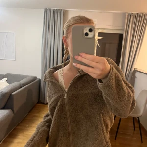 Brun teddyjacka med dragkedja - Mysig brun teddyjacka med dragkedja framtill. 