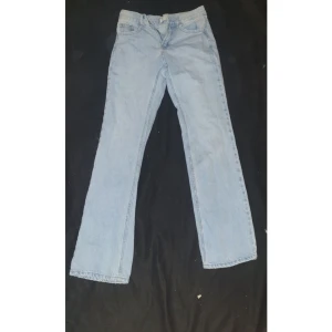 Ljusblå jeans - Säljer ett par ljusblå jeans i nytt skick. Är i storlek 32. Passar både XS och XXS.