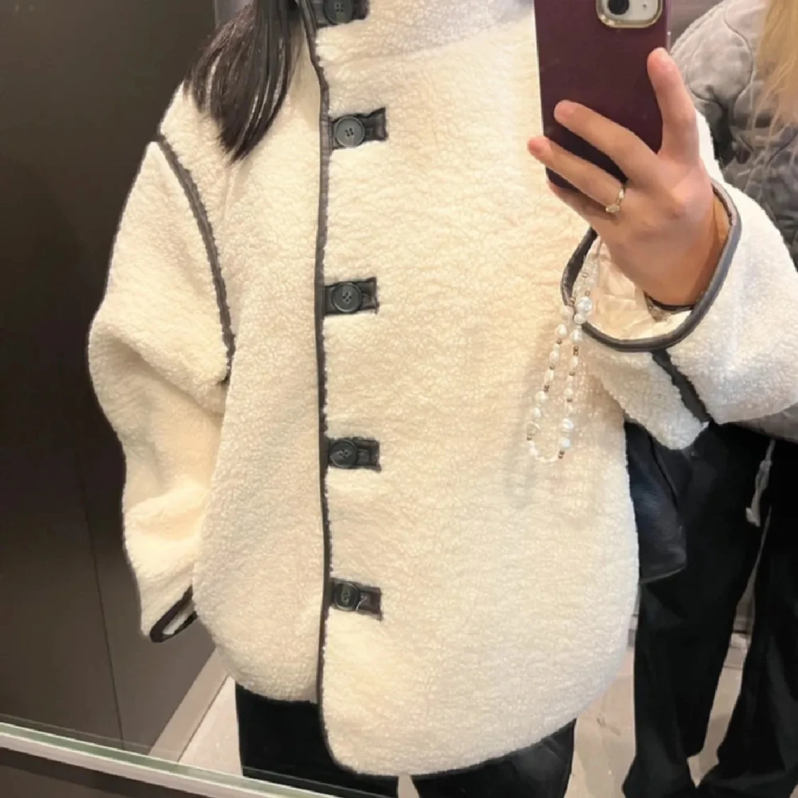 Vit teddyjacka med svarta detaljer - 90