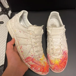 Maison margiela - Säljer dessa extremt feta maison margielas! Självklart äkta! Storlek 40,5 men passar upp till 42-42,5! Skick 8/10. Kan gå ner i pris vid snabb affär . Hör av dig vid minsta fundering 💯